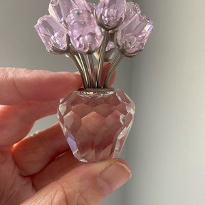 Swarovski pink roses. Has swan on bottom!